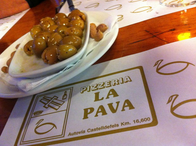 Imatge de la pizzeria 'La Pava' de Gav Mar (en la banda mar de l'autovia de Castelldefels) (Any 2012) (web: www.grupolapava.com)
